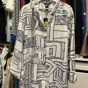 Ali Miles Black and White Geometric Blouse